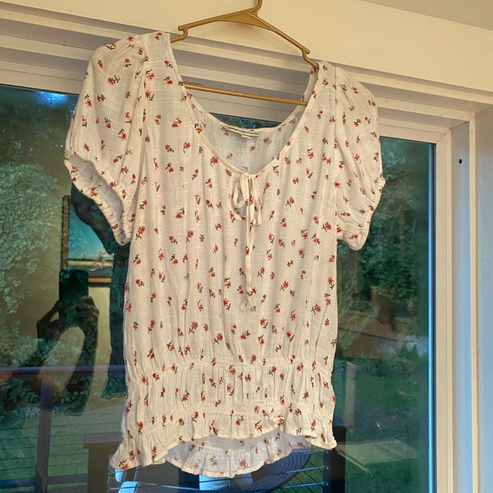 Women’s American Eagle White/Red Floral Shirt Size M